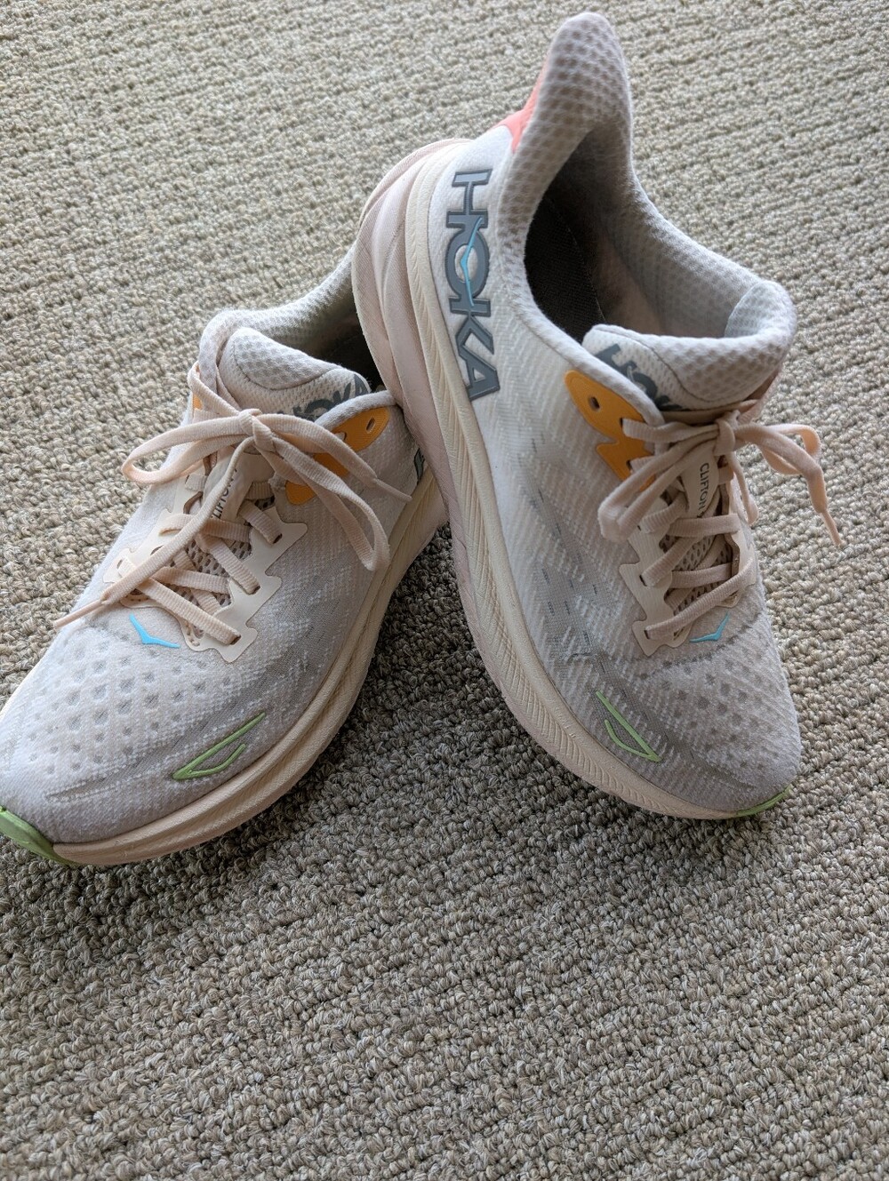 Women's Hokas Clifton 9 Size 9